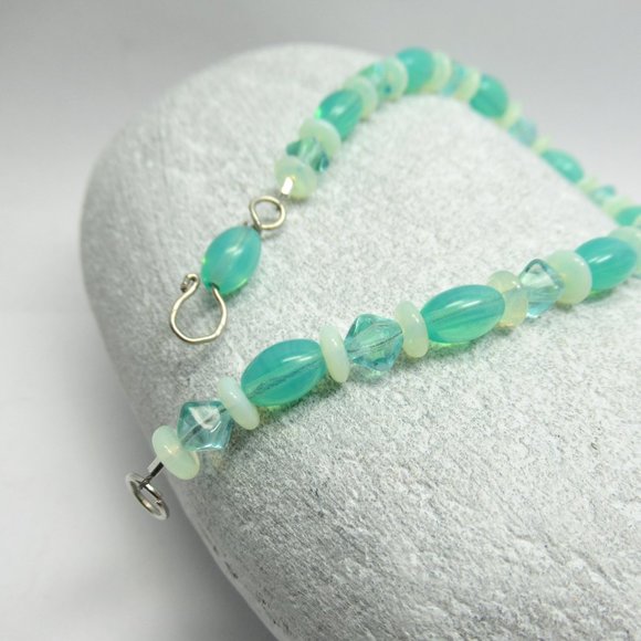 Uranium glass bead bracelet - Picture 8 of 16